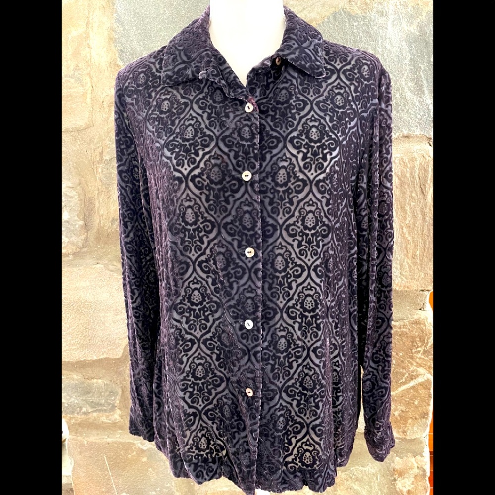 Women’s silk-blend shirt.